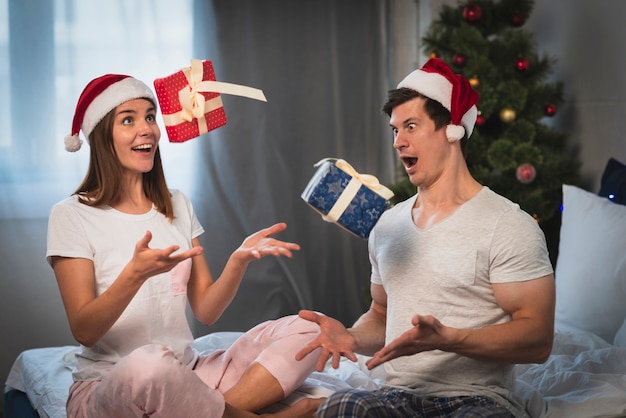 Couple jetant des cadeaux dans l'air