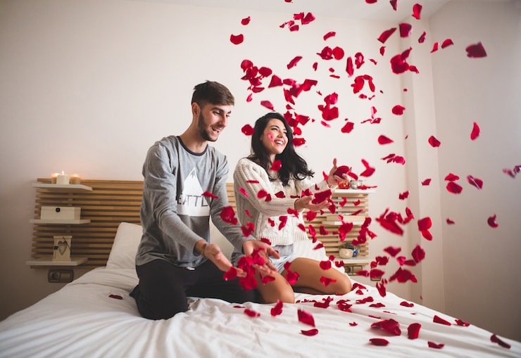 Photo gratuit couple jetant des pétales dans l&#39;air