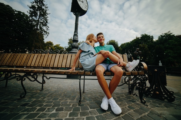 Couple jeune sur banc