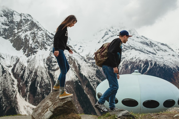 Couple de jeune hipster amoureux marchant dans les montagnes