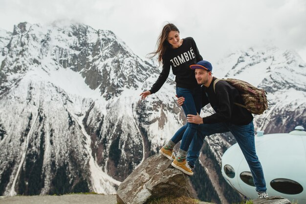 Couple de jeune hipster amoureux marchant dans les montagnes