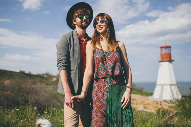 Couple de jeunes hipster posant dans la campagne