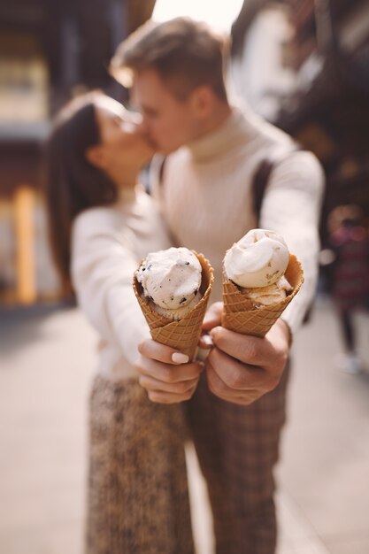 Couple de jeunes mariés mangeant de la crème glacée à partir d'un cône dans une rue de Shanghai près de Yuyuan en Chine.