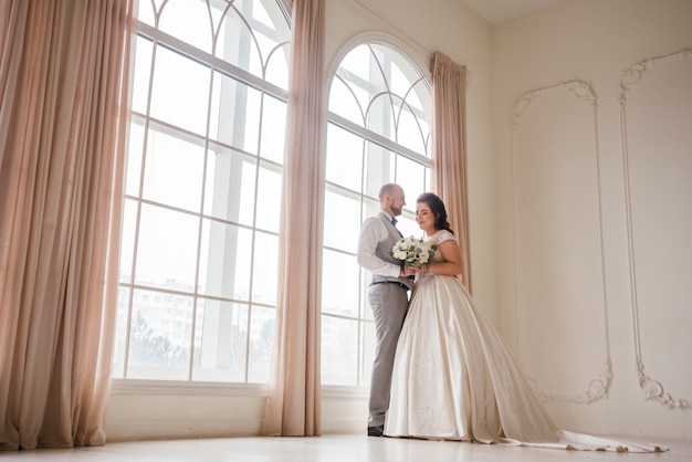 Couple de jeunes mariés posant