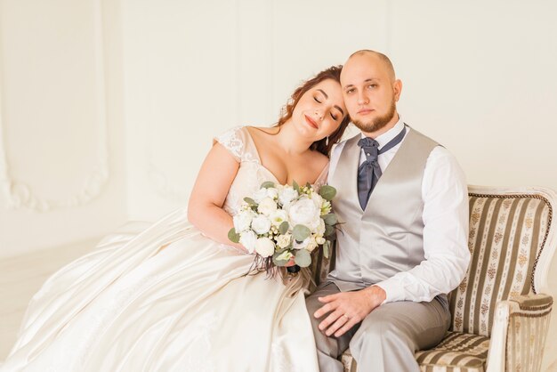 Couple de jeunes mariés posant