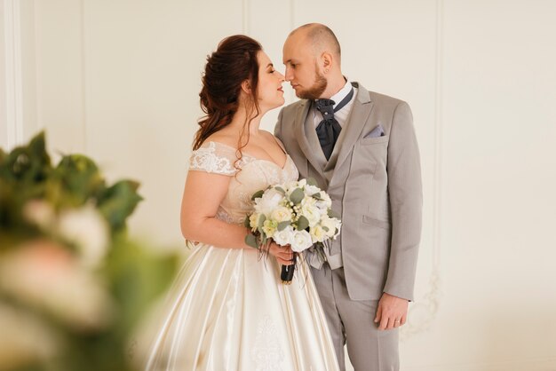 Couple de jeunes mariés posant