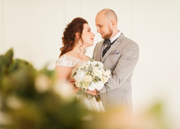 Couple de jeunes mariés posant