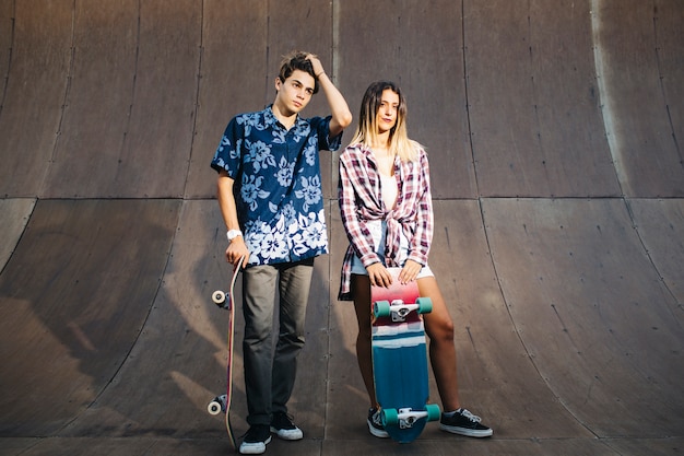 Un couple de jeunes patineurs posant