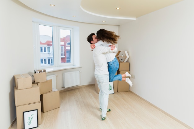 Couple de jeunes romantiques dans leur nouvel appartement