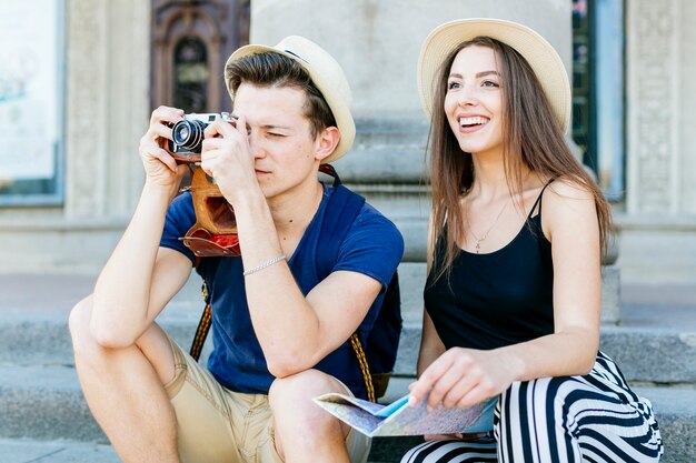 Couple de jeunes touristes faisant des vacances en ville