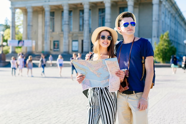Couple de jeunes touristes en ville