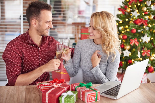 Couple de jeunes travailleurs ayant un toast