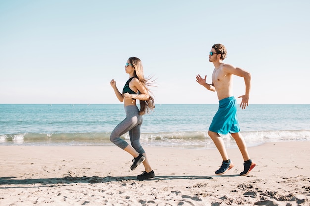 Couple de jogging au rivage