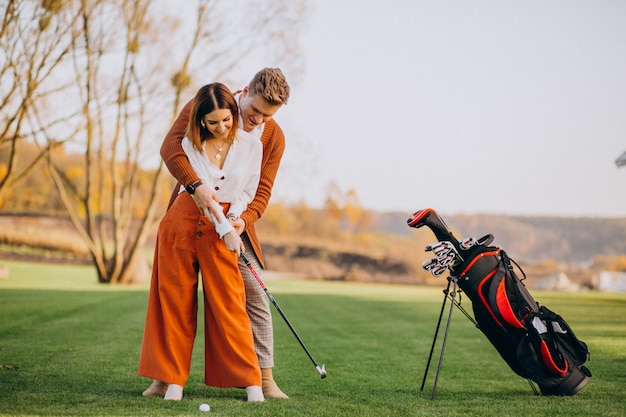 Couple jouant au golf ensemble