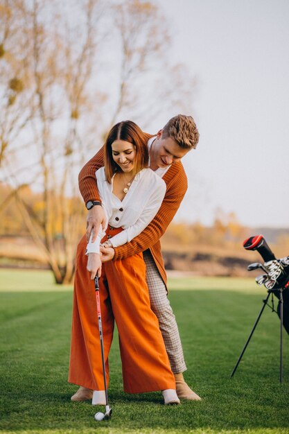 Couple jouant au golf ensemble