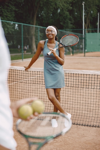 Couple jouant au tennis sur un court de tennis