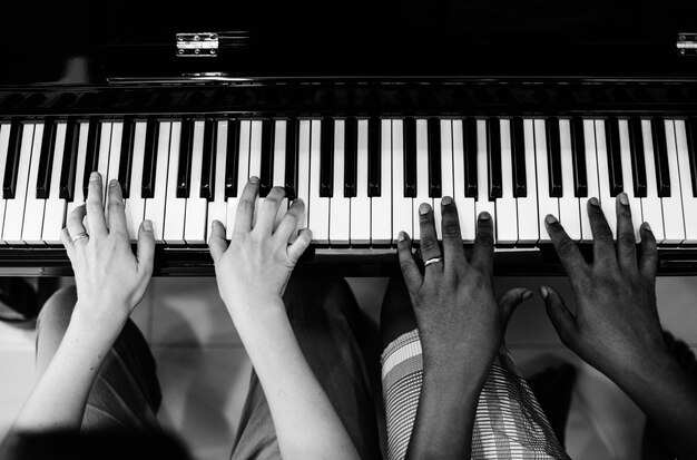 Couple jouant et chantant ensemble