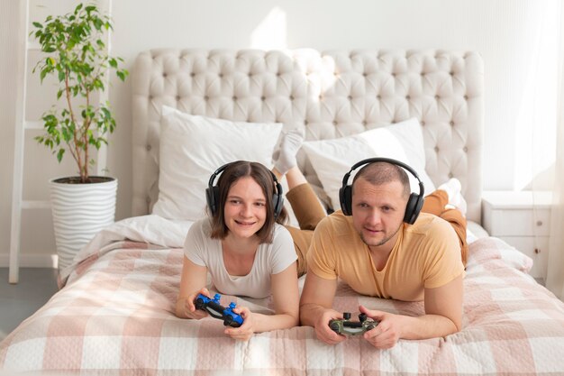 Couple jouant ensemble à des jeux vidéo à la maison