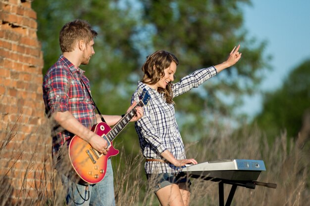 Couple jouant de la musique