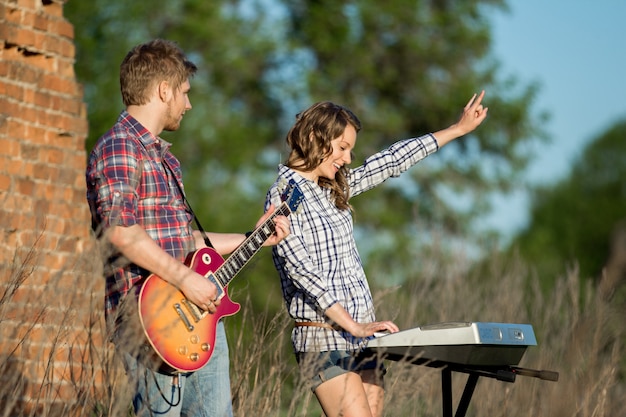 Couple jouant de la musique