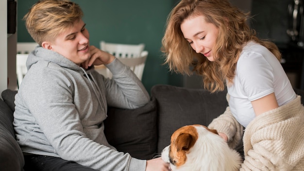 Couple, jouer, chien, maison