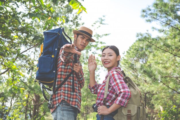 Couple sur une journée de trekking dans la forêt tropicale avec des sacs à dos dans la forêt, aventure, voyages, tourisme, randonnée.