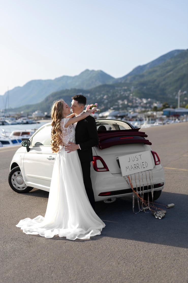 Photo gratuit couple juste marié à côté d'une petite voiture