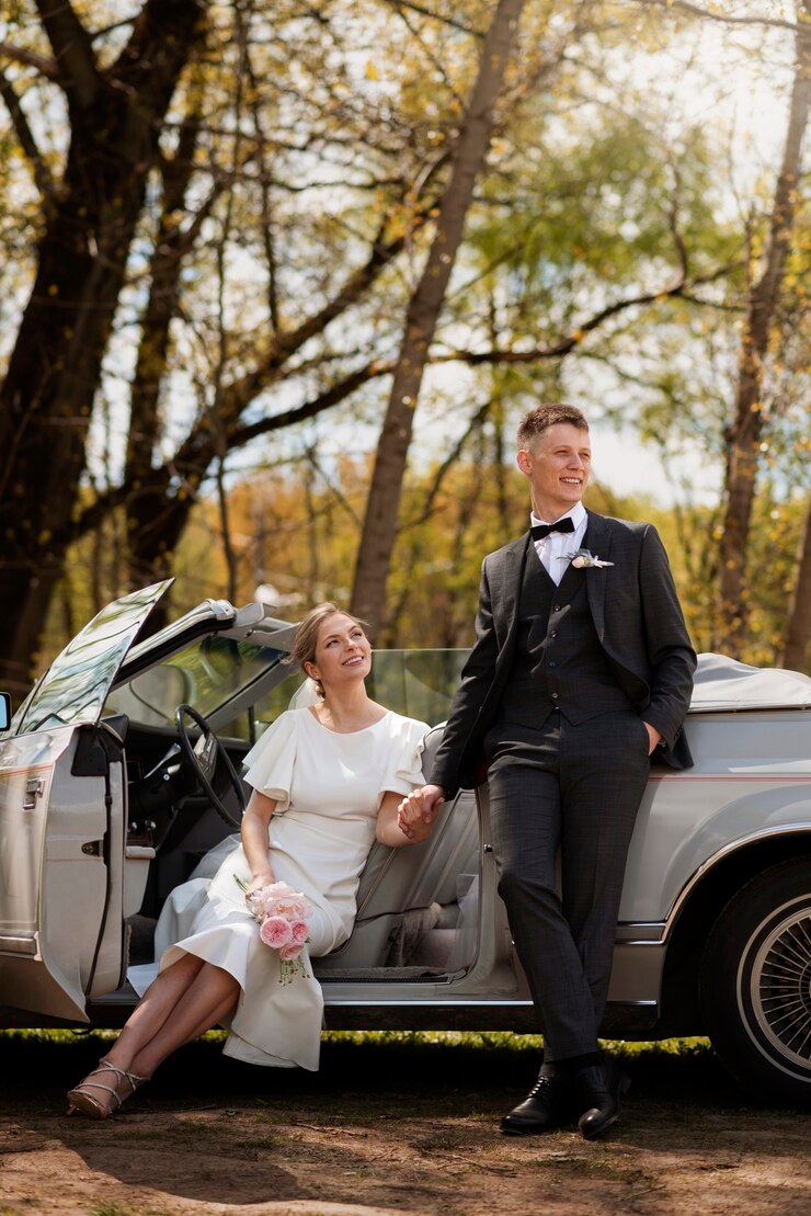 Photo gratuit couple juste marié avec leur voiture