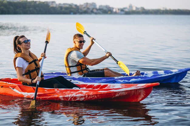 Couple, kayak, rivière