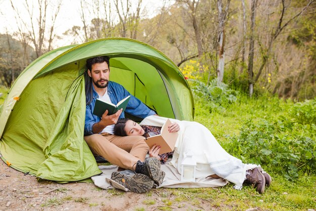 Couple de lecture dans la nature