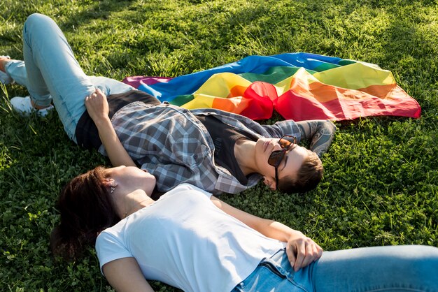 Couple lesbien, couché, sur, clairière verte