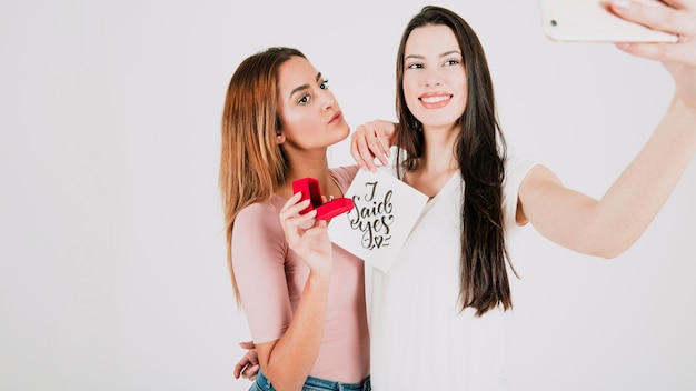 Couple lesbien prenant selfie avec anneau de proposition