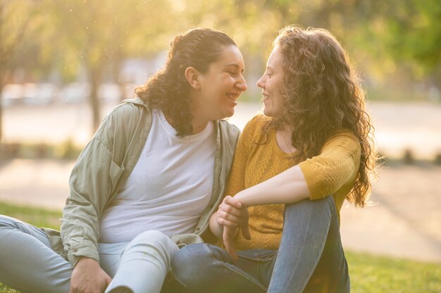 Couple de lesbiennes à l'extérieur dans le parc