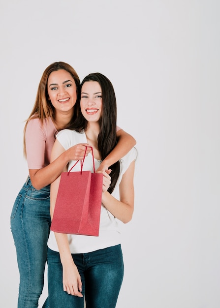 Couple de lesbiennes heureux avec sac en papier