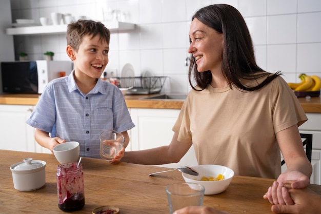 Couple de lesbiennes avec leur fils mangeant le petit déjeuner