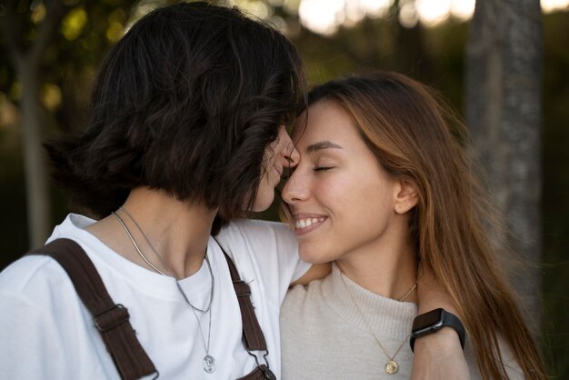 Couple de lesbiennes passant du temps ensemble à l'extérieur