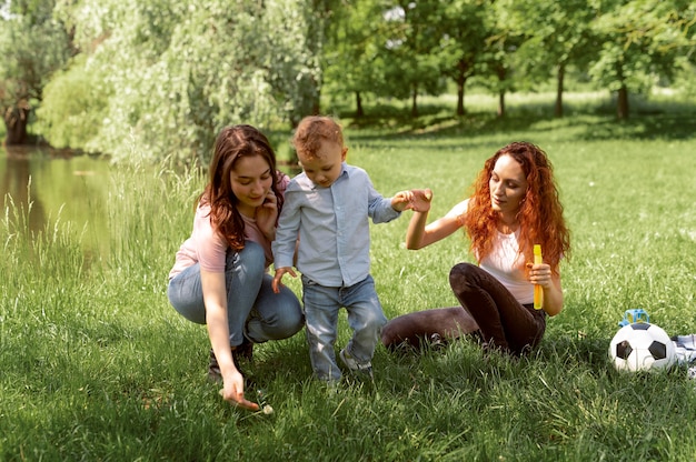 Couple de lesbiennes passant du temps avec leur enfant