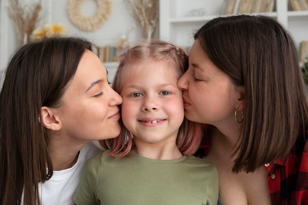 Couple de lesbiennes passant du temps avec leur fille à la maison