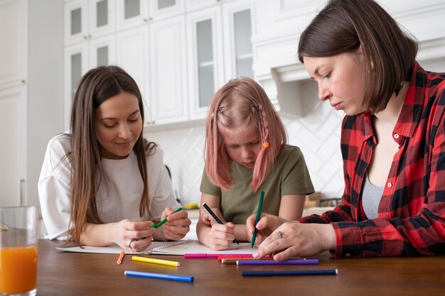 Couple de lesbiennes passant du temps avec leur fille à la maison