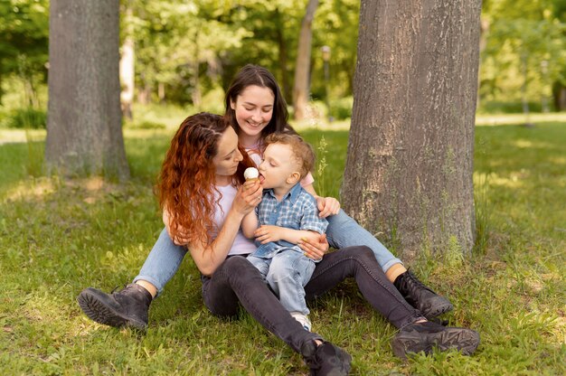 Couple de lesbiennes passant du temps avec leur fils dans le parc