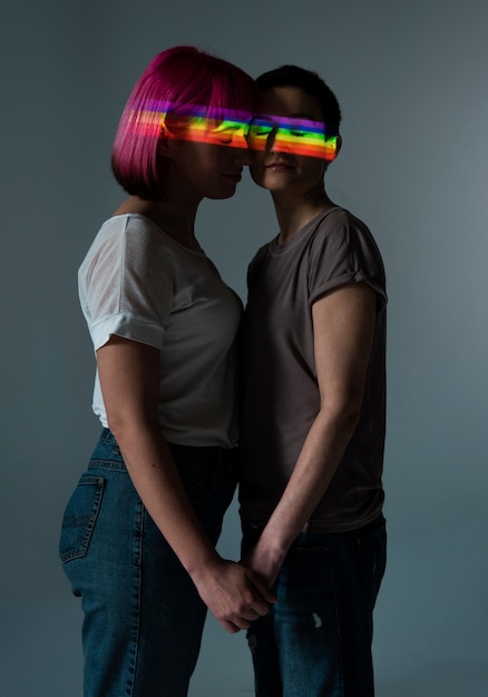 Photo gratuite couple de lesbiennes avec symbole lgbt