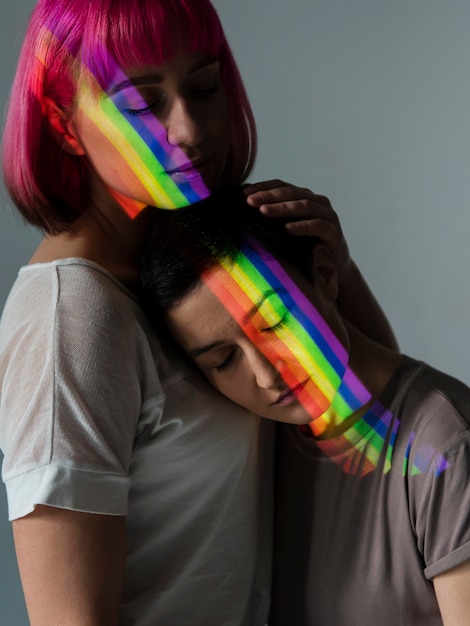 Couple de lesbiennes avec symbole lgbt