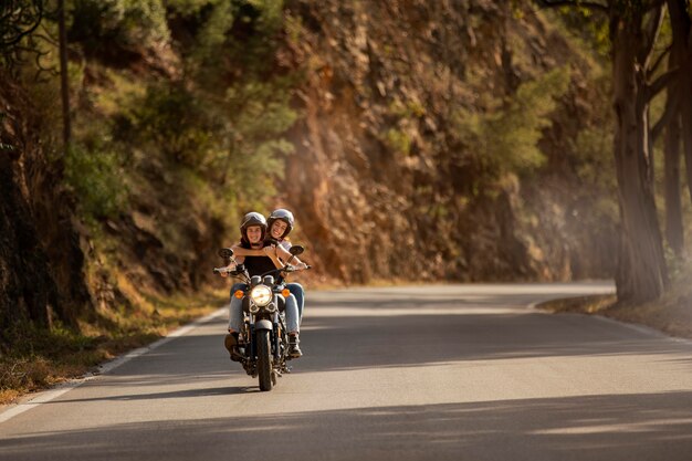 Couple de lesbiennes en voyage à moto