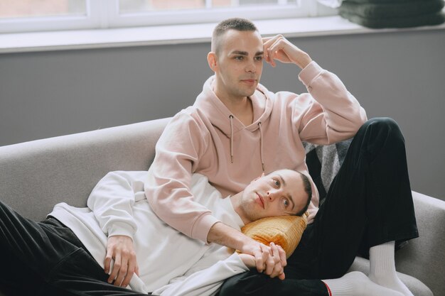 Couple Lgbtq se détendre sur le canapé. Concept de mode de vie familial différent.