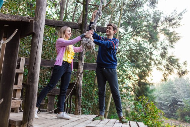 couple ludique en essayant de tirer sur la corde