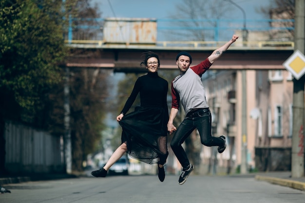 couple ludique posant en sautant