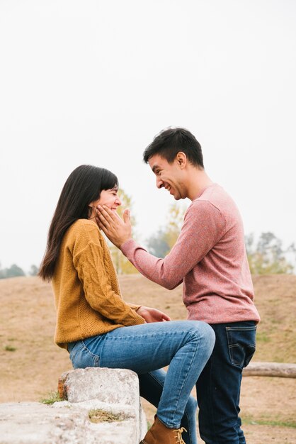 Couple ludique romantique s&#39;amuser dans la nature