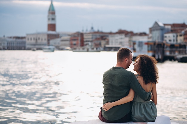 Couple en lune de miel à Venise