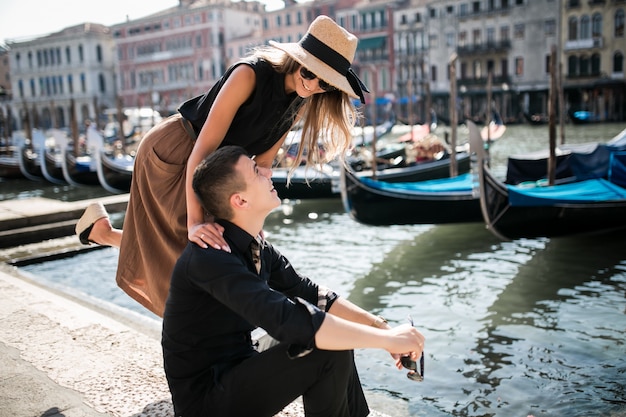 Couple en lune de miel à Venise