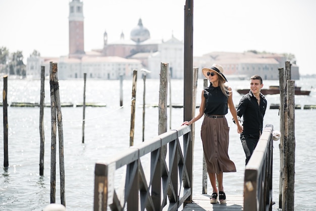 Couple en lune de miel à Venise